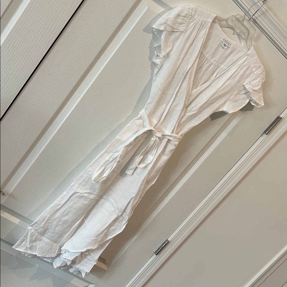 Chic White V-Neck Maxi Dress with Belt